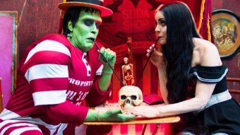 Sheri Moon Zombie como Lily Munster e Jeff Daniel Phillips como Herman Munster em The Munsters (Divulgação)