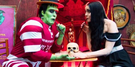 Sheri Moon Zombie como Lily Munster e Jeff Daniel Phillips como Herman Munster em The Munsters (Divulgação)