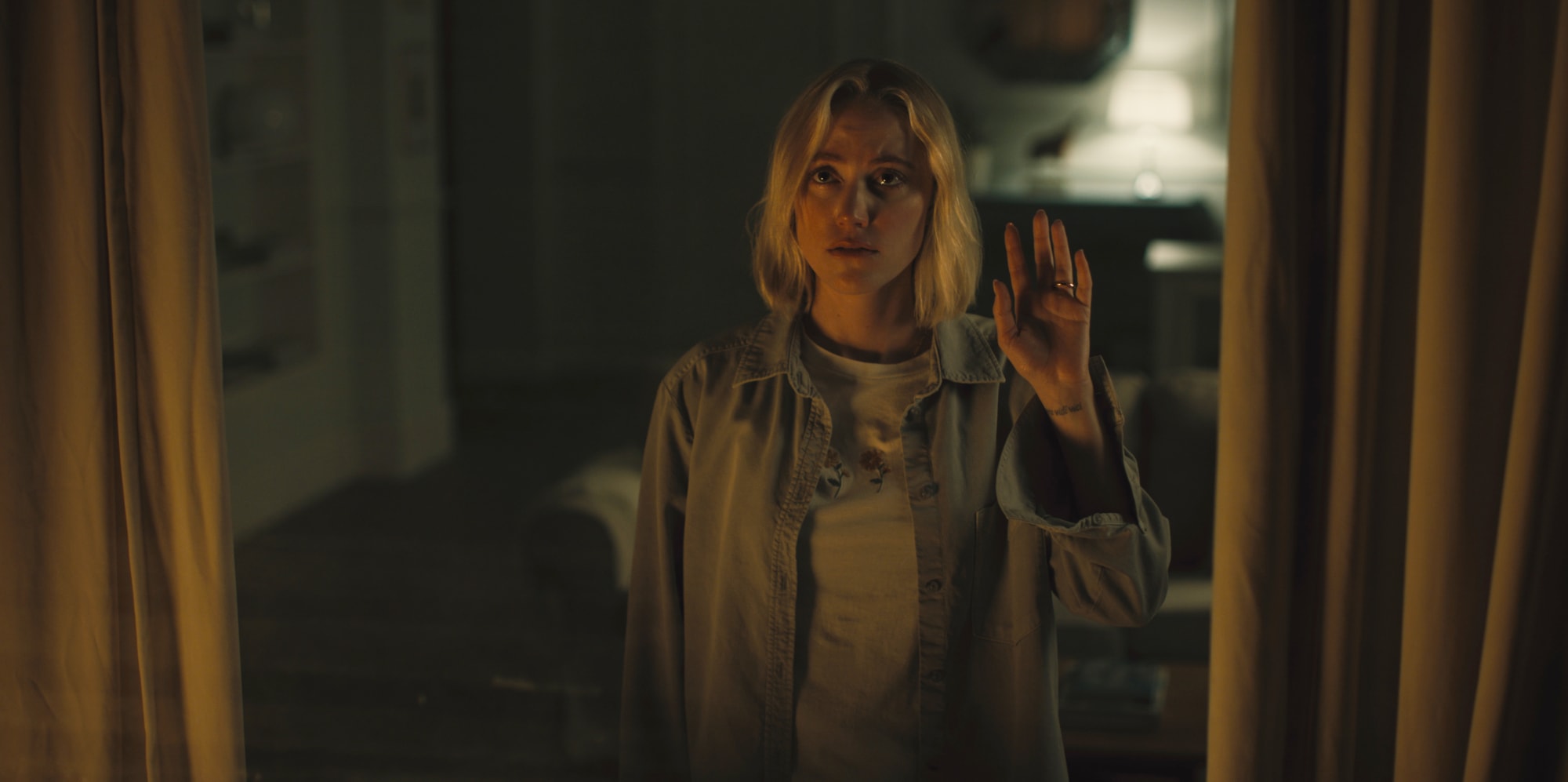Naomi Watts é Maria Broaddus em The Watcher (Reprodução)
