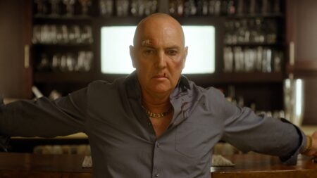 Ludik, novo sucesso da Netflix, é baseado em fatos reais? Daan Ludik (Arnold Vosloo) em Ludik (Reprodução / Netflix)