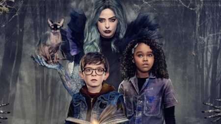 Lidya Jewett é Yazmin, WInslow Fegley é Alex e Krysten Ritter é a bruxa em Noitários de Arrepiar (Divulgação)