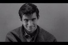 Anthony Perkins é Norman Bates em Psicose (Reprodução)
