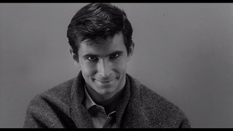 Anthony Perkins é Norman Bates em Psicose (Reprodução)