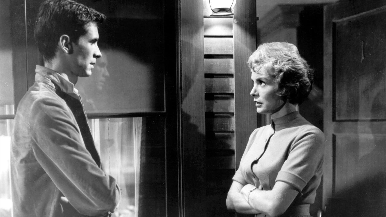 Anthony Perkins é Norman Bates e Janet Leigh é Marion Crane em Psicose (Reprodução)