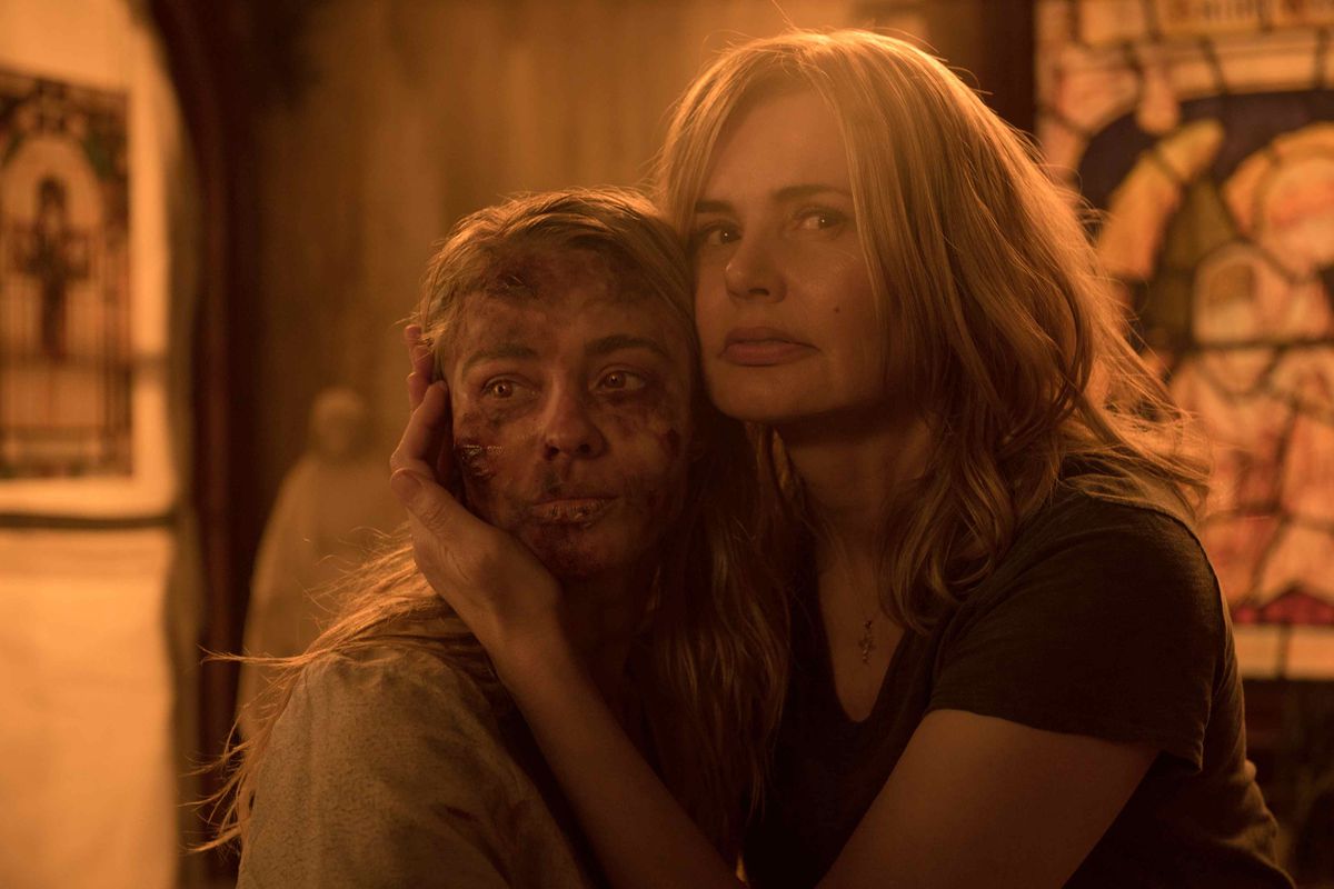 Esquenta de Halloween: Conheça séries de TV baseadas em grandes franquias do terror 5 Hannah Kasulka é Casey Rance e Geena Davis é Angela Rance em O Exorcista (Reprodução)