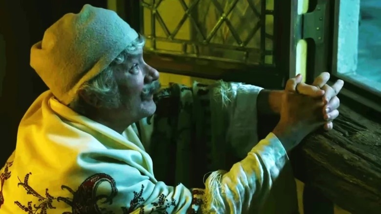 Pinóquio | Versão live-action, e desenho animado têm grandes diferenças; confira 2 No filme de animação, Gepeto cria Pinóquio simplesmente porque quer. Embora haja seriedade no desejo de Gepeto à estrela dos desejos de que Pinóquio se torne um menino de verdade, qualquer razão específica ou história de fundo que leve ao seu sonho é deixada para a imaginação. No remake, a história de Gepeto e, portanto, sua ambição para este empreendimento, fica clara. Gepeto constrói Pinóquio enquanto ele lamenta a perda de seu filho, cuja fotografia está na mesa de trabalho de Gepeto. O menino parece ter cerca de seis ou sete anos quando a foto foi tirada, o que o torna mais ou menos da idade de Pinóquio quando ele ganha vida. Depois que Gepeto implora seu desejo para a estrela dos desejos, a magia da Fada Azul desce do céu, se reflete na foto emoldurada do filho de Gepeto e salta para Pinóquio para dar vida ao boneco flácido. Apesar disso, fica claro que Pinóquio não é o espírito do filho de Gepeto, mas sim alguém totalmente novo.