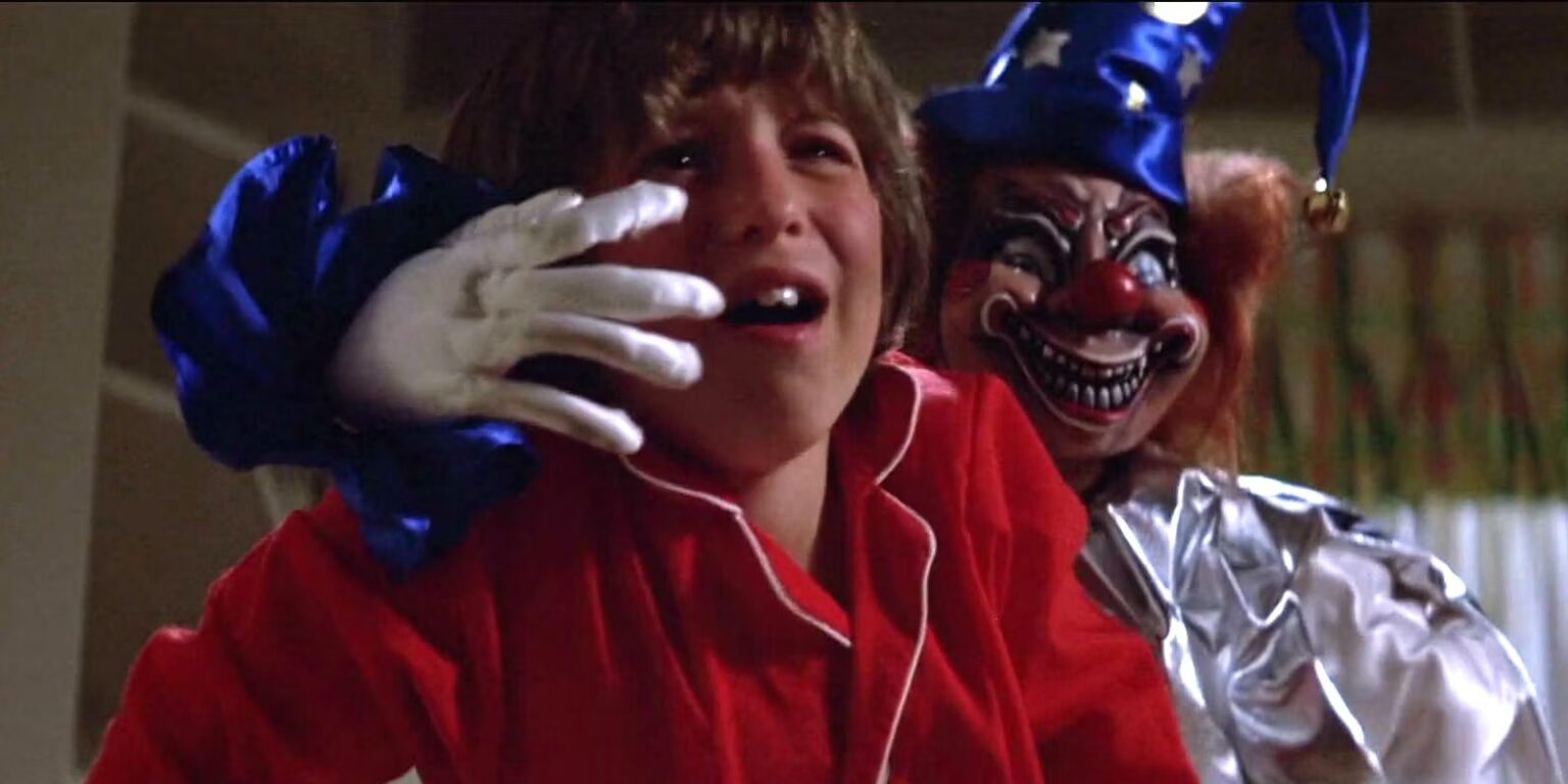 Como Poltergeist influenciou o especial de Dia das Bruxas da Marvel? Oliver Robins é Robbie, com o palhaço assassino em cena Poltergeist (Reprodução)