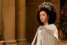 India Amarteifio como Rainha Charlotte jovem em Queen Charlotte: A Bridgerton Story