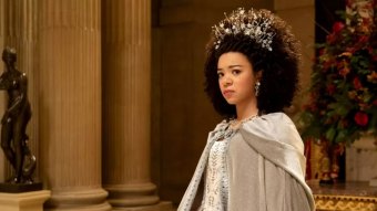 India Amarteifio como Rainha Charlotte jovem em Queen Charlotte: A Bridgerton Story