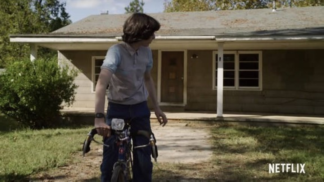 Mike Wheeler (Finn Wolfhard) em frente a casa da família Byer em Stranger Things (Reprodução / Netflix)