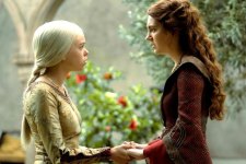 Rhaenyra (Milly Alcock) e Alicent (Emily Carey) em cena de A Casa do Dragão (Reprodução / HBO)