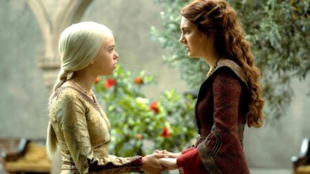 Rhaenyra (Milly Alcock) e Alicent (Emily Carey) em cena de A Casa do Dragão (Reprodução / HBO)