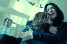 Alan Rickman como Snape e Ellie Darcey-Alden como Lily Potter em Harry Potter e as Relíquias da Morte