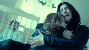Alan Rickman como Snape e Ellie Darcey-Alden como Lily Potter em Harry Potter e as Relíquias da Morte