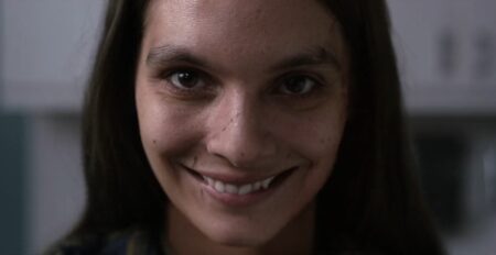Caitlin Stasey como Laura em Sorria (Divulgação)