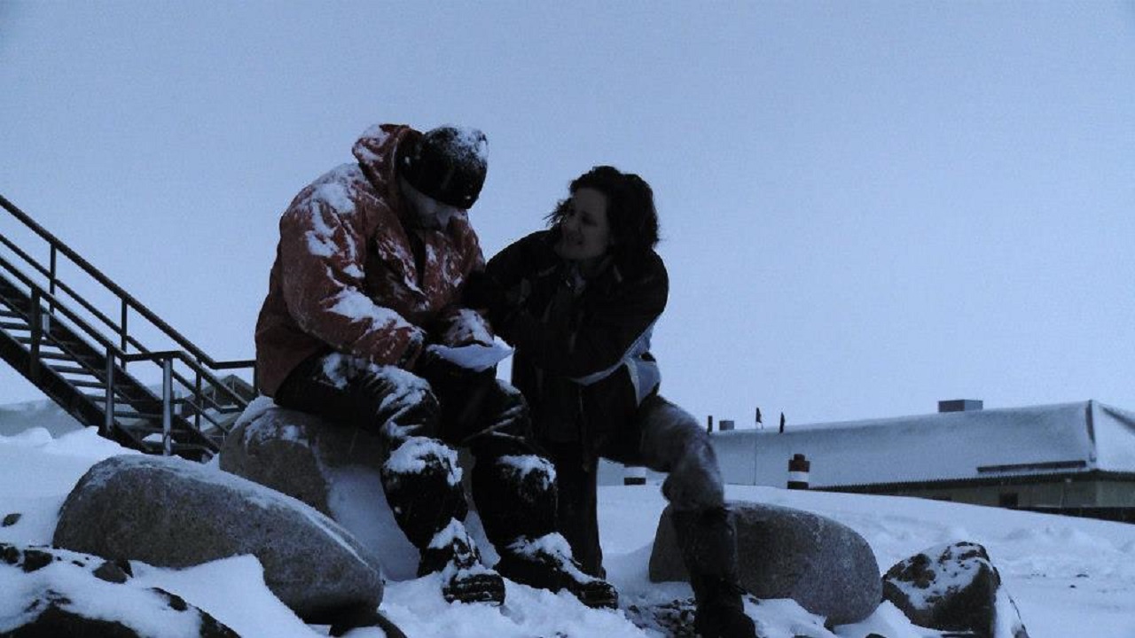 Conheça a história do único filme já produzido na Antártida 1 Bastidores da produção de South of Sanity na Antártida (Reprodução/IMDb)