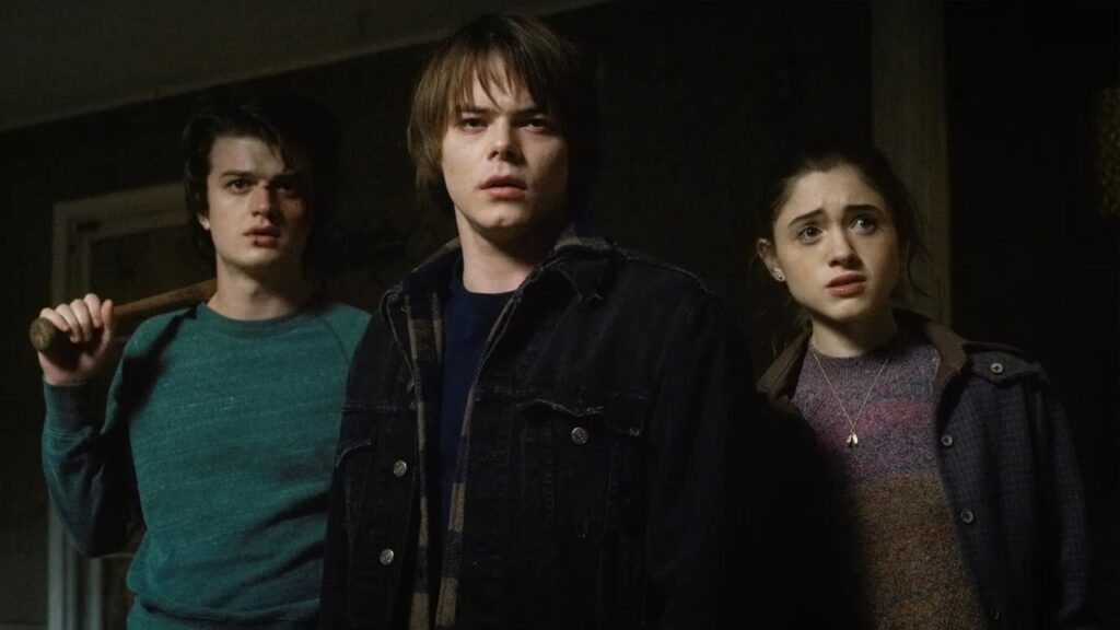 Atriz imagina como triângulo amoroso de Stranger Things terminará Steve (Joe Keery), Jonathan (Charlie Heaton) e Nancy (Natalia Dyer) em cena de Stranger Things (Reprodução / Netflix)