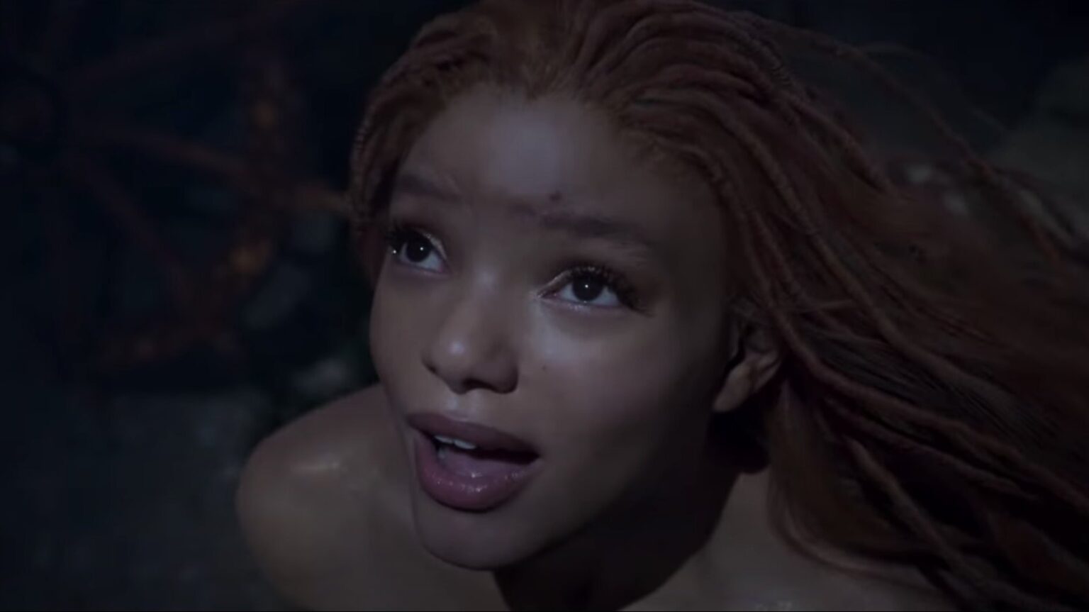 Atriz da Disney perde a paciência após ataque a nova Pequena Sereia Halle Bailey como a Princesa Ariel em A Pequena Sereia