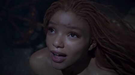Atriz da Disney perde a paciência após ataque a nova Pequena Sereia Halle Bailey como a Princesa Ariel em A Pequena Sereia