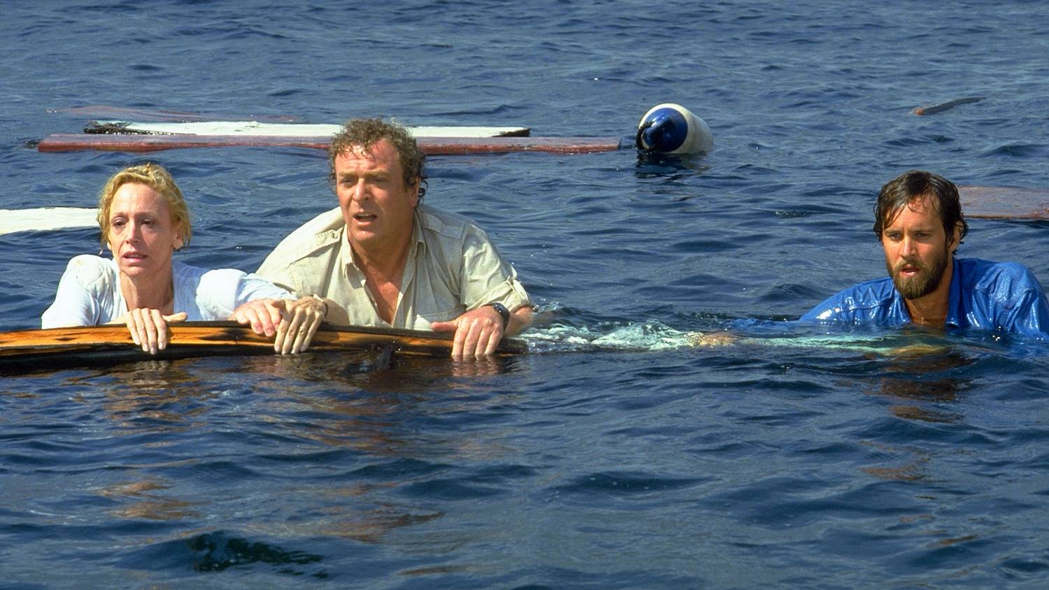 Lorraine Gary é Elle Brody, Michael Caine é Hoagie Newcombe e Lance Guest é Michael Brody em Tubarão: A Vingança (Reprodução)