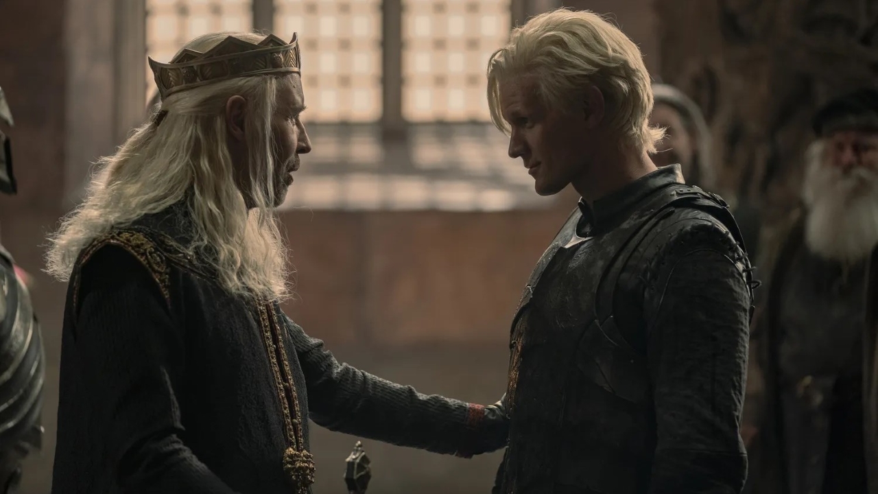Viserys (Paddy Considine) e Daemon (Matt Smith) em cena de A Casa do Dragão (Reprodução / HBO)