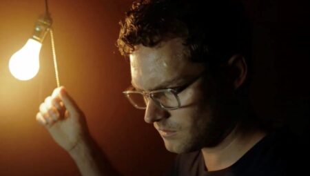 Ator de Punho de Ferro tem ‘sósia do mal’ em novo filme: Veja o trailer! Finn Jones em The Visitor (Reprodução)