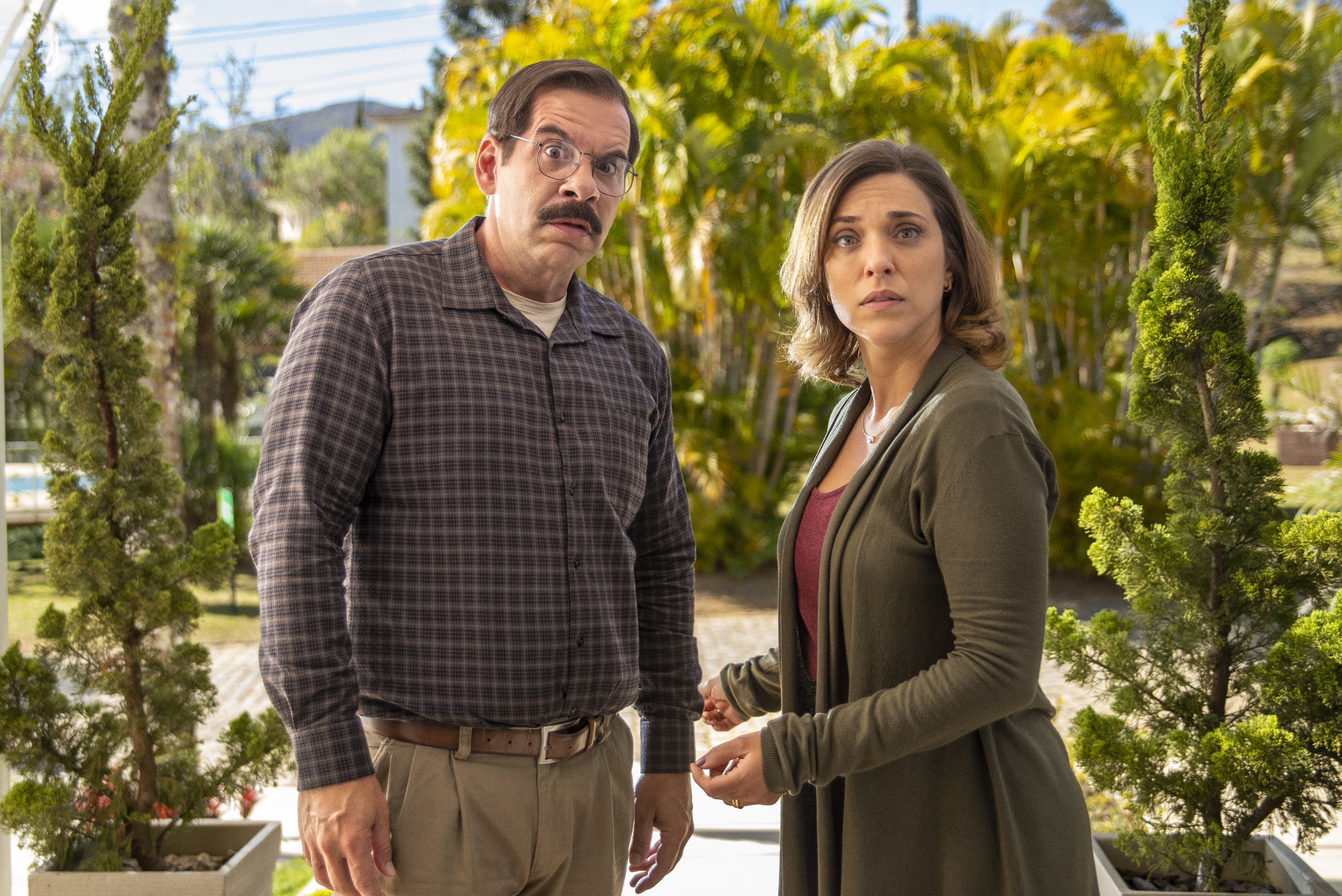 Netflix divulga novidades em produções nacionais para 2023 1 Leandro Hassum como Walter e Julia Rabello como Joana em Vizinhos