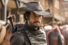 Vestido como cowboy, Rodrigo Santoro interpreta o personagem Hector Escaton na série Westworld