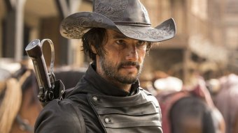 Vestido como cowboy, Rodrigo Santoro interpreta o personagem Hector Escaton na série Westworld