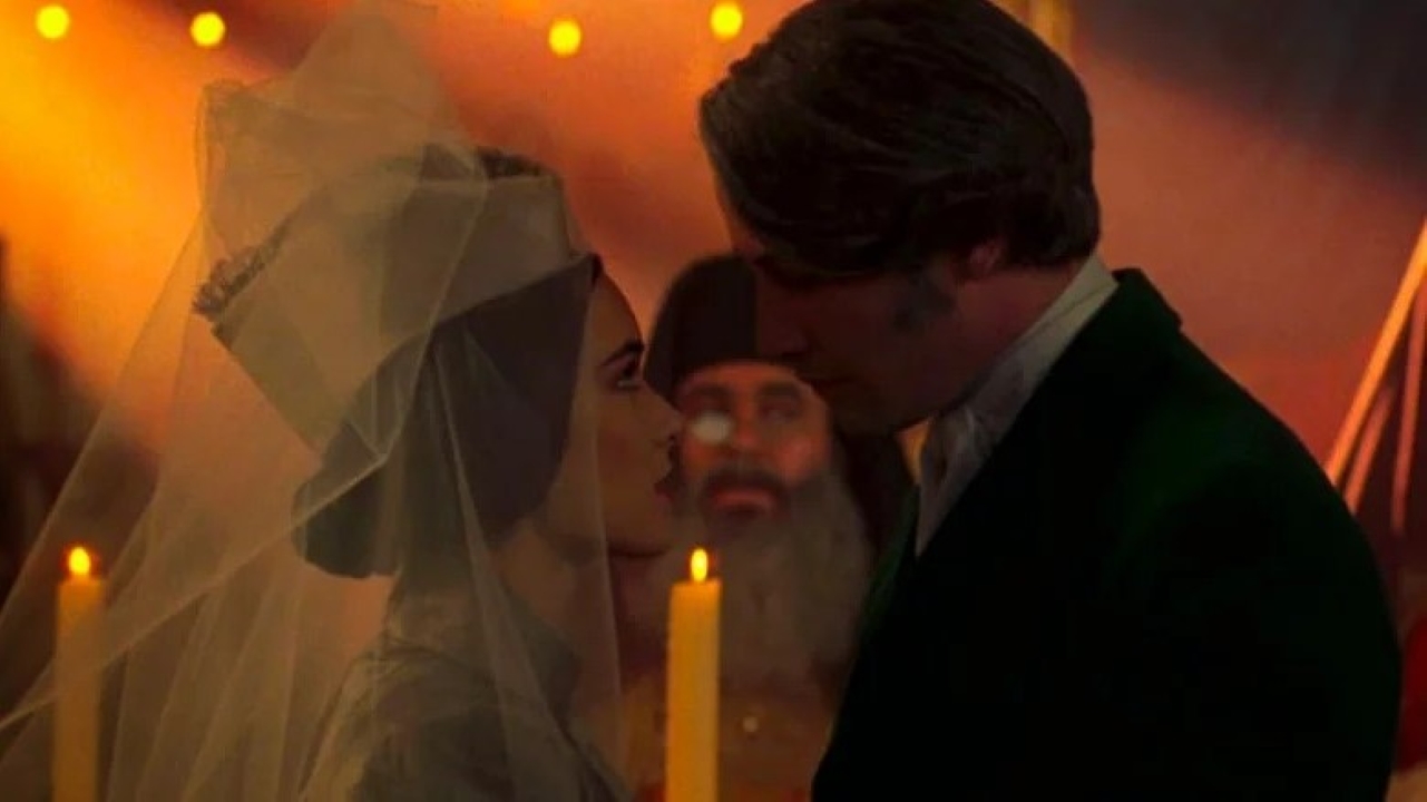 Winona Ryder como Nina e Keanu Reeves como Jonathan em cena de casamento do filme Drácula de Bram Stoker (Reprodução)