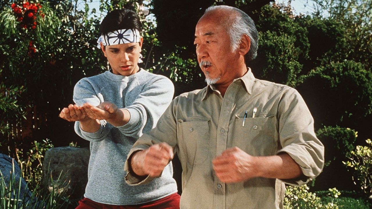 Pat Morita como Miyagi e Ralph Macchio como Daniel Larusso em Karatê 