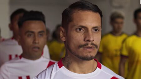 Nikko Ponce como Paolo Guerrero em Contigo, Guerrero