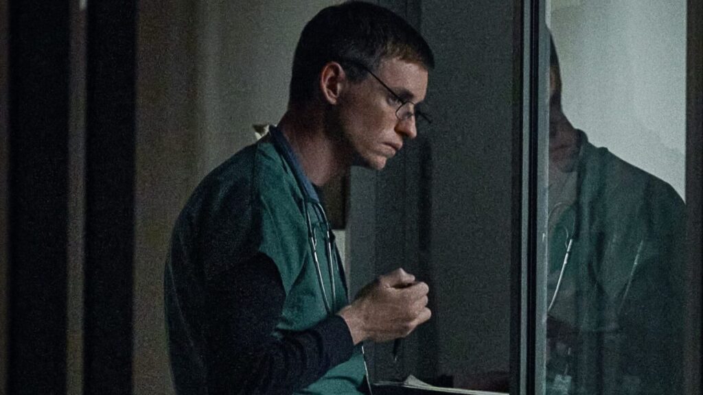 O Enfermeiro da Noite Eddie Redmayne como Carlie em O Enfermeiro da Noite