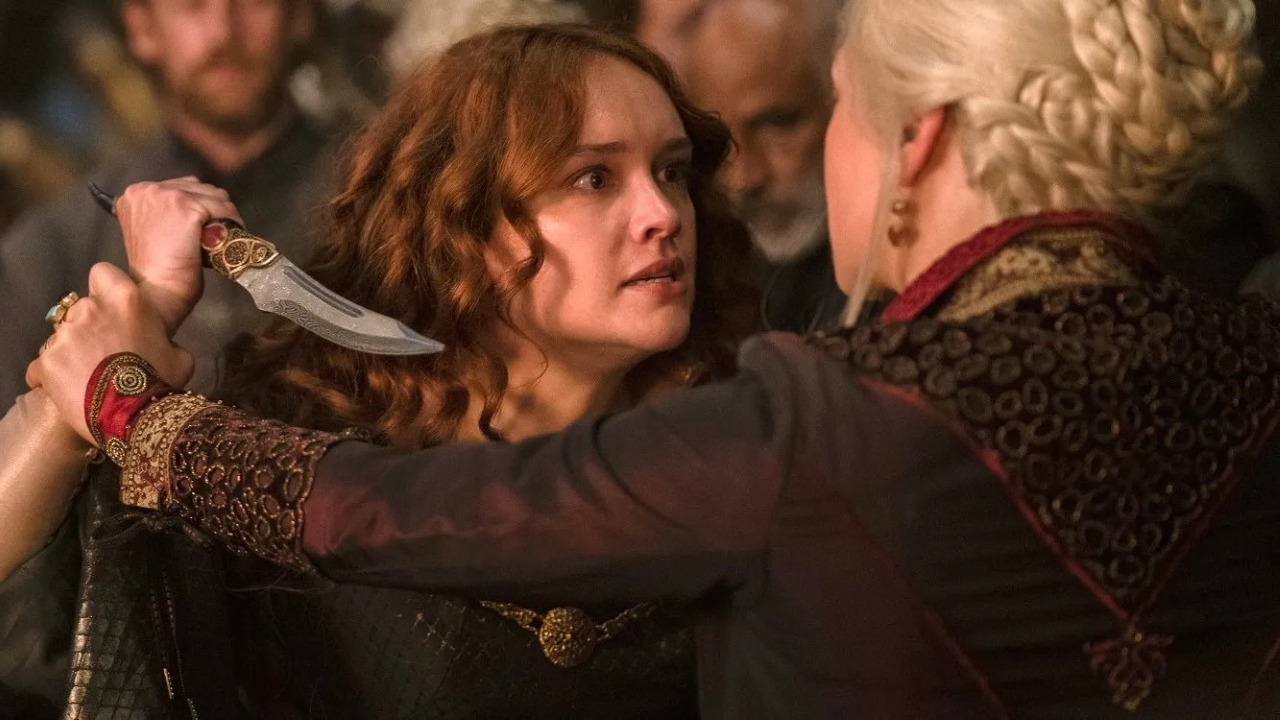Alicent (Olivia Cooke) ataca Rhaenyra (Emma D'Arcy) em A Casa do Dragão (Reprodução / HBO)