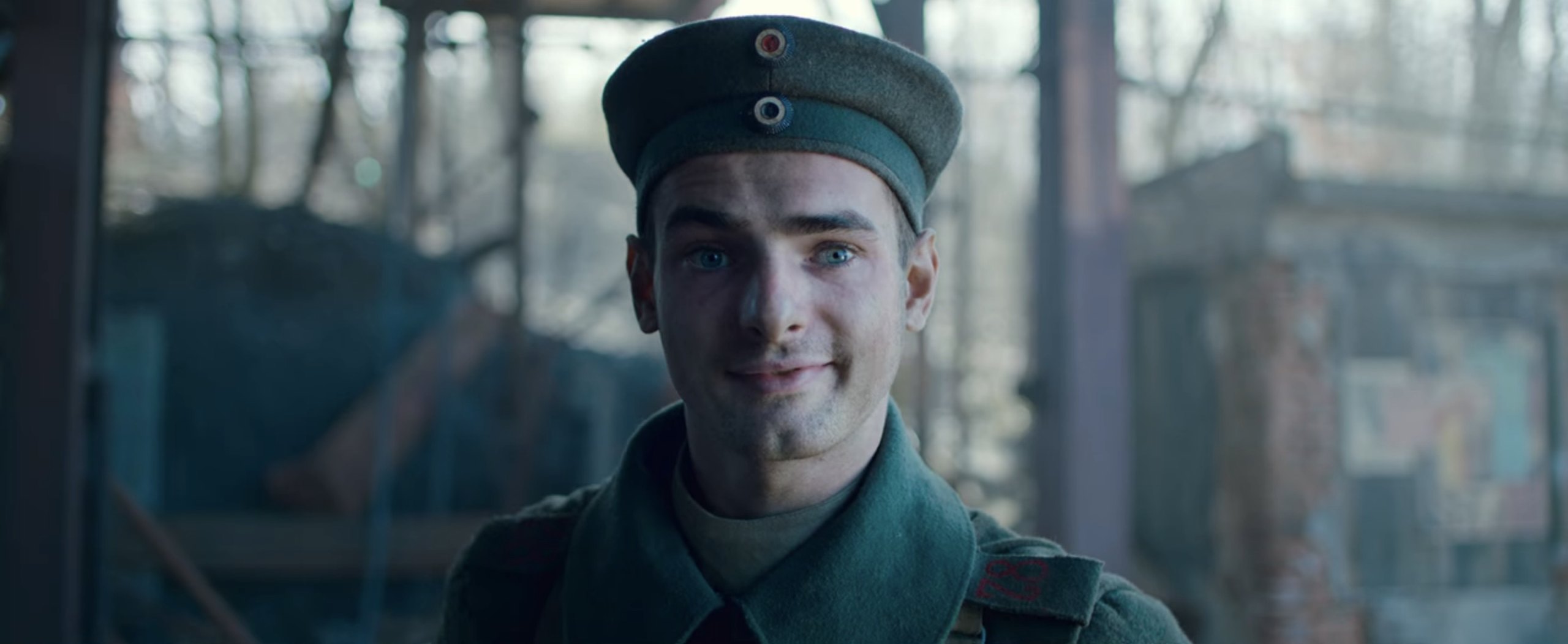 Aaron Hilmer como Albert em Nada de Novo no Front