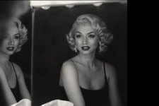 Ana de Armas como Marilyn Monroe se olha em um espelho em cena de Blonde