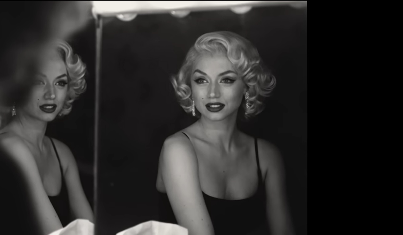 Ana de Armas como Marilyn Monroe se olha em um espelho em cena de Blonde