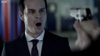 Andrew Scott como Moriarty em Sherlock (Reprodução)