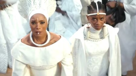 Luto de atores por Chadwick Boseman ajudou em Pantera Negra 2 Angela Bassett como Ramonda e Letitia Wright como Shuri em Pantera Negra: Wakanda para Sempre (Reprodução / Marvel)