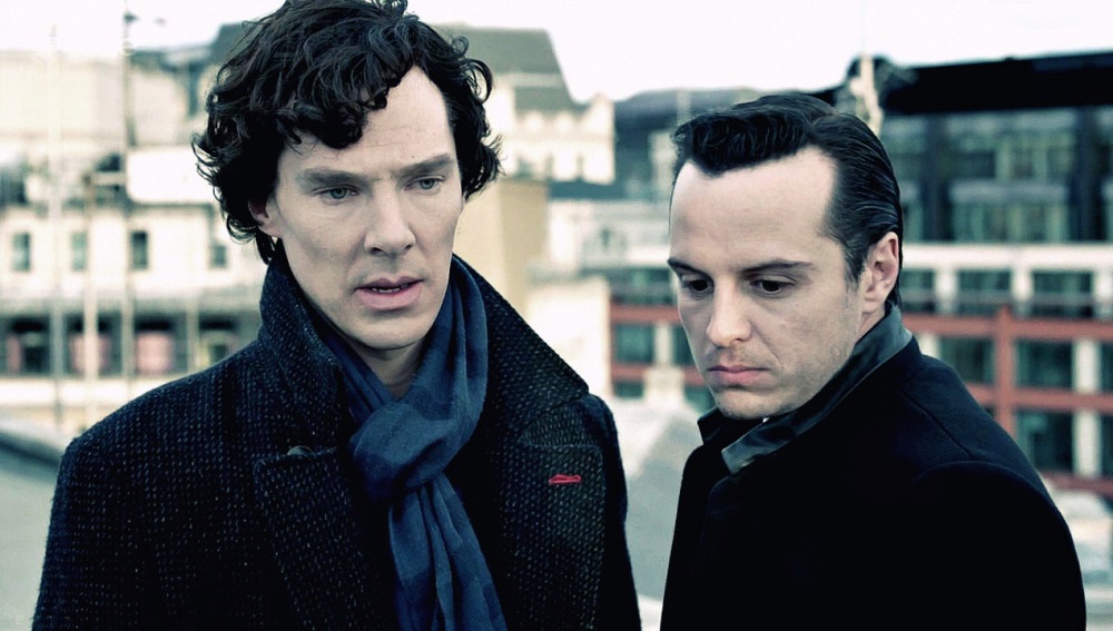 Bennedict Cumberbatch como Sherlock e Andrew Scott como Moriarty em Sherlock (Reprodução)