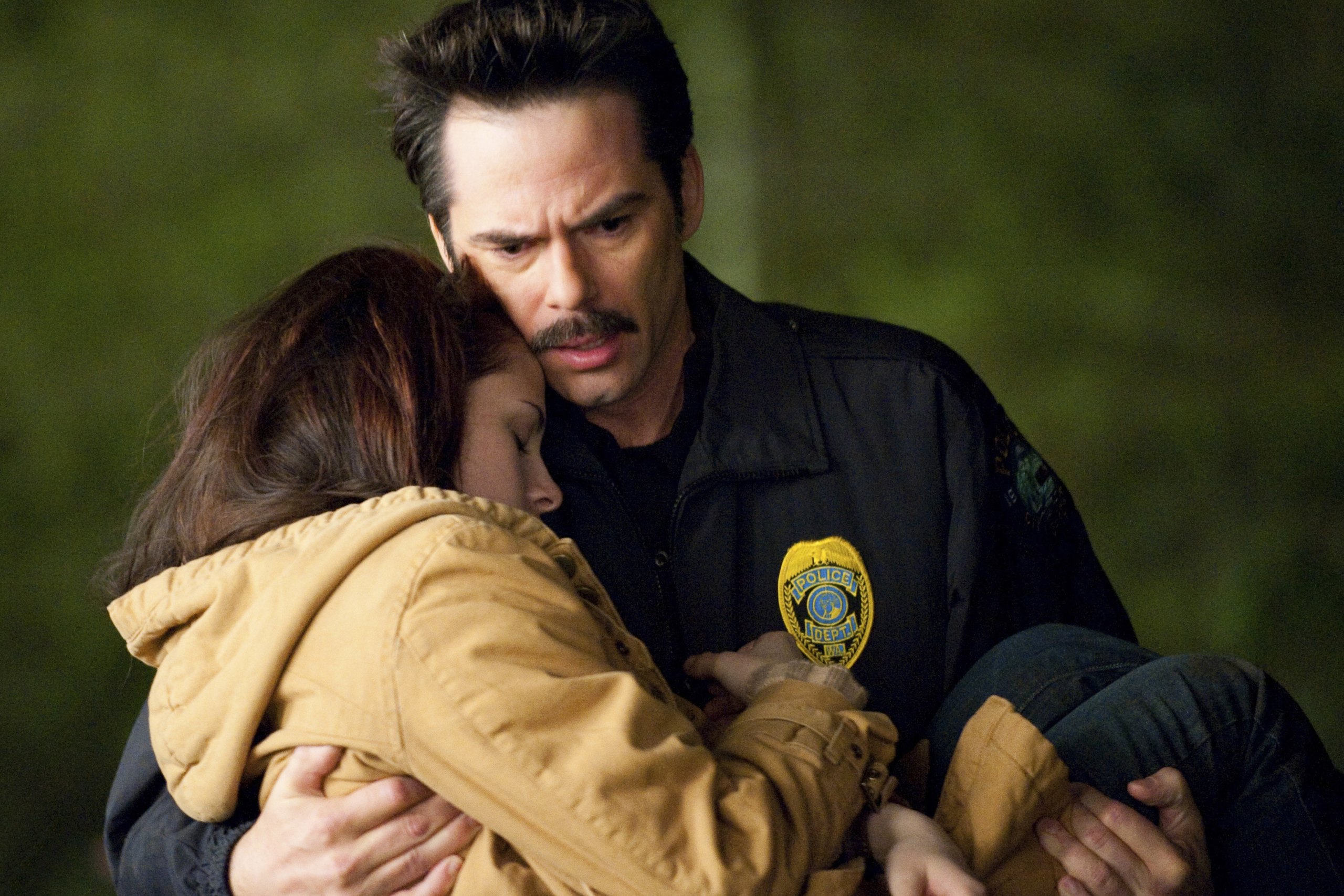 Por que os filmes da saga Crepúsculo deixaram o pai de Bella de lado? 2 Billy Burke como Charlie Swan e Kristen Stewart como Bela em Lua Nova (Reprodução)