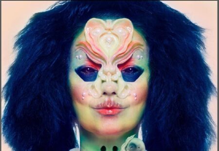 Atriz e cantora, Björk afirma que ela não é levada tão a sério apenas por ser mulher Close de Björk com uma máscara e maquiagem em um estilo alienigena