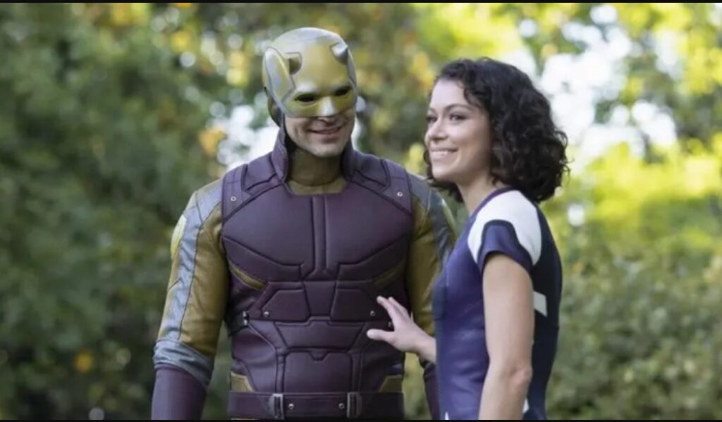 Charlie Cox manda recado a fãs da Marvel que criticaram Mulher-Hulk Charlie Cox como Demolidor e Tatiana Maslany como Jennifer Walters em Mulher-Hulk: Defensora de Heróis (Reprodução / Disney+)