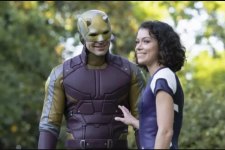 Charlie Cox como Demolidor e Tatiana Maslany como Jennifer Walters em Mulher-Hulk: Defensora de Heróis (Reprodução / Disney+)
