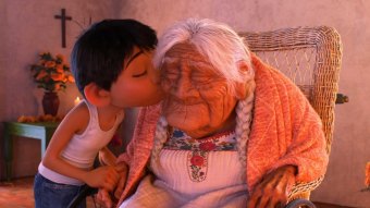 Cena de Viva – A Vida é Uma Festa mostrando Miguel beijando a bisavô