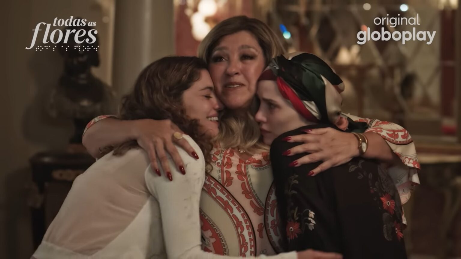Todas as Flores tem estreia adiada após prisão e troca de ator Sophie Charlotte, Leticia Colin e Regina Casé abraçadas em cena de todas as Flores