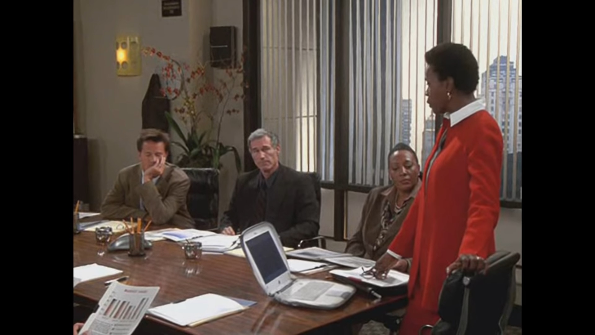 Chandler dorme em meio de uma reunião de trabalho enquanto a chefe fala de ele ir para Tulsa 