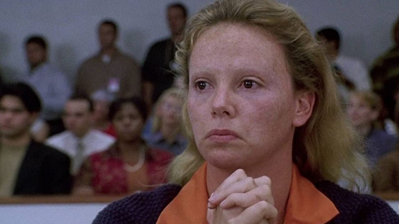 Charlize Theron como Aileen Wuornos em Monster Desejo Assassino