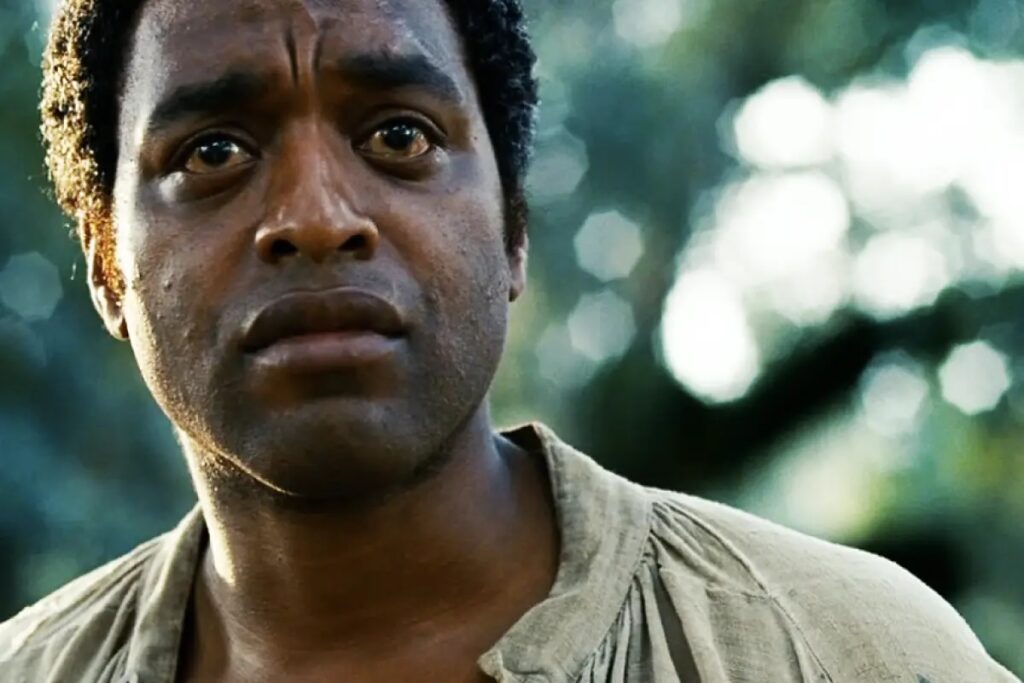 Algumas verdades que Doze anos de Escravidão não conta Chiwetel Ejiofor em cena de 12 Anos de Escravidão
