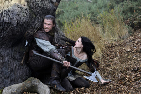 Chris Hemsworth e Kristen Stewart como Caçador e Branca de Neve em O Caçador e a Rainha do Gelo (Reprodução)